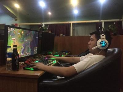 网吧青年到电竞新星 苹果代工厂里的别样天地